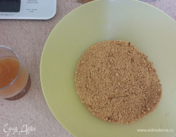 Печенье измельчите в крошку, добавьте сок, тщательно перемешайте.