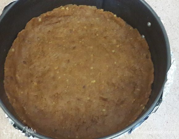 Распределите массу по дну формы.