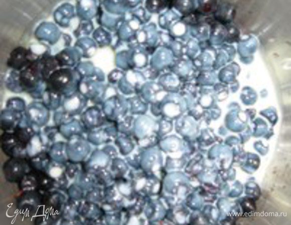 В емкость где будем делать коктейль, добавляем сгущенное молоко. И взбиваем блендером. 