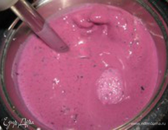 Потом добавляем кефир и дальше взбиваем.