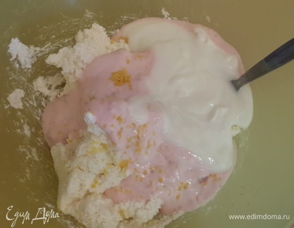 Взбейте творог, йогурт, сахар, ванильный сахар, цедру и сок лимона. В своем рецепте ПП-кекса я использовала 150 г клубничного йогурта и 200 г натурального.