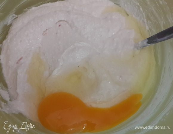 Добавьте яйцо, взбейте. Всыпьте крахмал и снова взбейте.