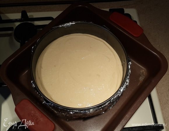 Вылейте кремовую массу на основу.