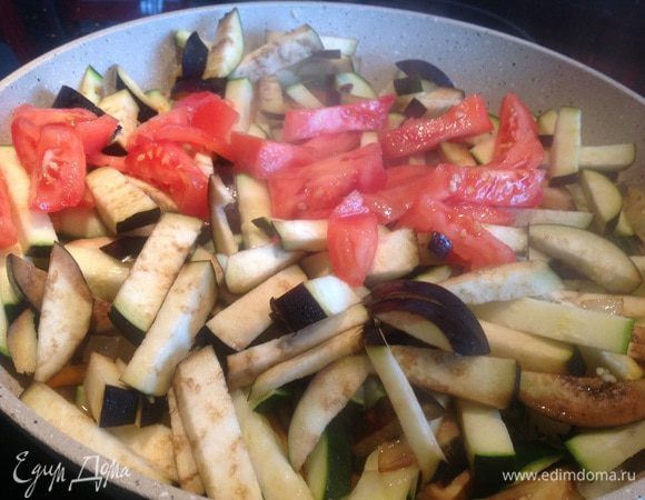 добавьте на сковороду, и жарьте помешивая около 10 минут. Выложите.