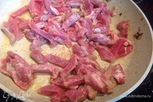 Тонко нарежьте говядину (как на бефстроганов), обжарьте на той же сковороде, добавьте масло, посолите, приправьте перцем...