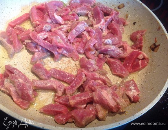 Тонко нарежьте говядину (как на бефстроганов), обжарьте на той же сковороде, добавьте масло, посолите, приправьте перцем...