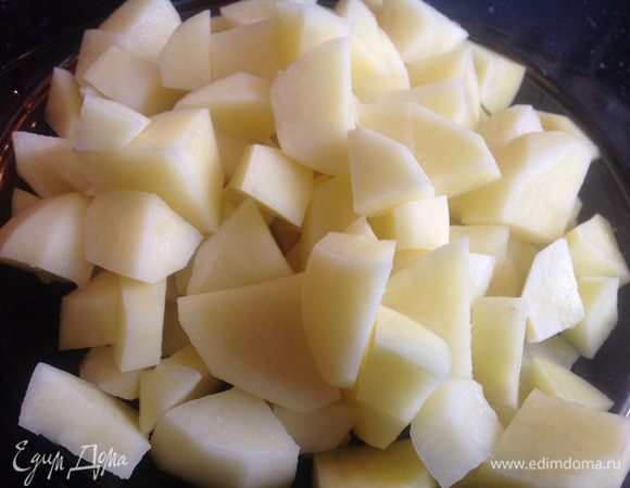 Почистите картофель и нарежьте на кубики.