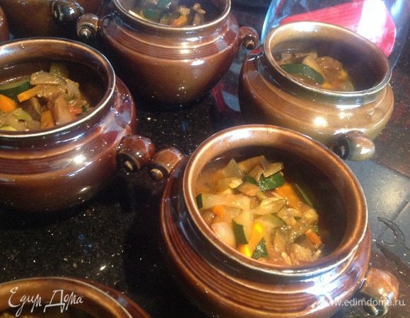 Посолите, и налейте в каждый горшочек 100 мл кипятка.