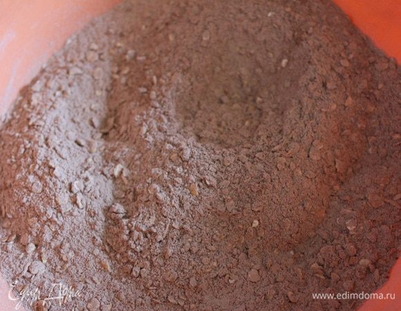 Для начала нужно сварить сироп. Для этого возьмем 60 гр сахара и 60 мл воды, варить до полного растворения сахара. Остудить. Смешать все сыпучие ингредиенты (муку, хлопья, какао, сахар, соль и разрыхлитель).