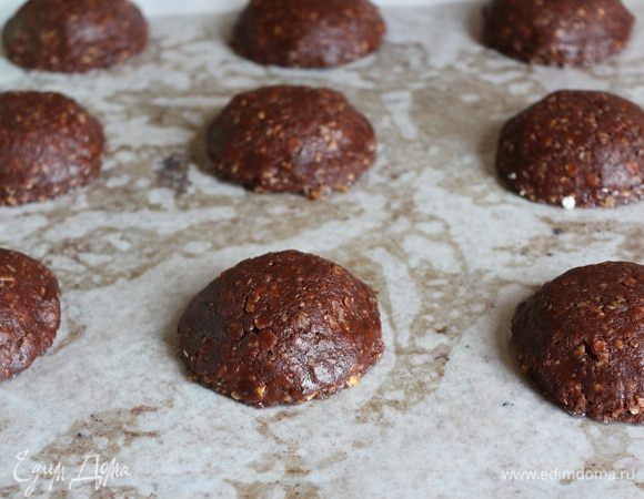 Второй половиной кружков накрыть талеры. По периметру каждого талера немного пройтись пальцем, придавить тесто. Выпекать в духовке разогретой до 170 градусов около 20 минут.