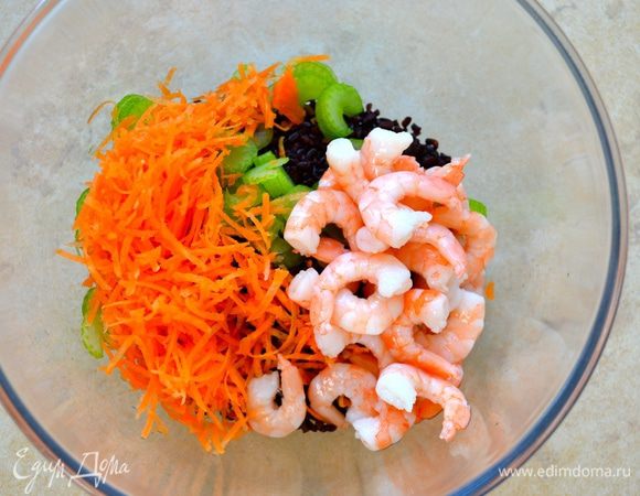 Выложите в миску рис, креветки и нарезанные овощи.