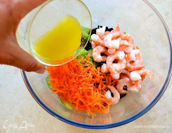 Для заправки смешайте сок лимона и оливковое масло. Перемешайте и полейте салат. Посолите и поперчите всё по вкусу. Можно оставить при комнатной температуре настояться минут 30.