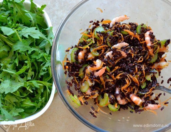 Перед подачей салата подготовьте руколу. Вымойте и как следует высушите. Добавьте к салату, перемешайте и подавайте!