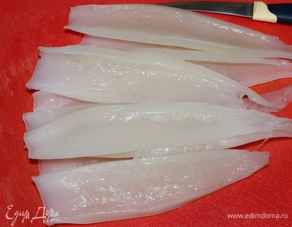 Кальмара почистить, хорошо промыть и нарезать полосками.
