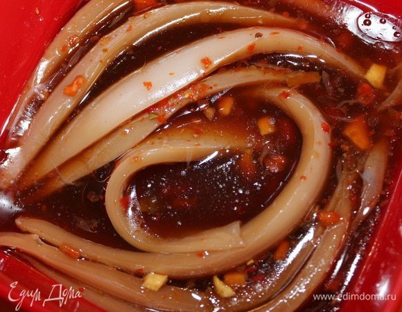 Готовим соус: смешать перец, тертый имбирь, сок лайма, масло оливковое, вустерширский соус и соевый соус. Заливаем полученным маринадом кальмара и уберем его в холодильник минут на 40.