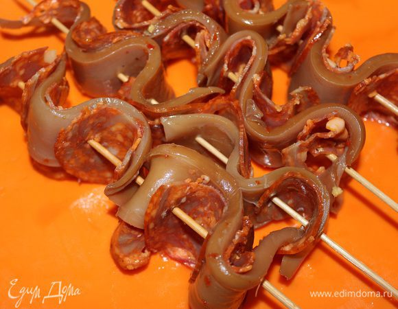 Чоризо тонко порезать. Нанизываем кальмара вместе с чоризо на шпажки. Шпажки предварительно замочить в воде. Готовим на гриле не более 2-х минут с каждой стороны.