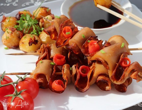 Подавать горячим вместе с картофелем. Это блюдо очень хорошо дополнят томаты. Приятного аппетита!