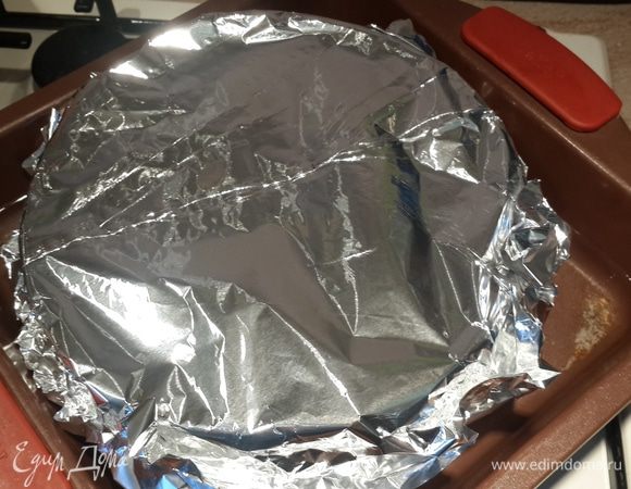 Дно формы для чизкейка необходимо обернуть фольгой (ПП-чизкейк готовится на водяной бане). В большую форму или поддон установите форму с чизкейком. Налейте воду так, чтобы она доходила до половины высоты формы чизкейка. Сверху форму с чизкейком накройте фольгой и поставьте в предварительно разогретую до 180°C духовку печься на водяной бане 50 минут. Выключите духовку и оставьте там чизкейк еще на 2 часа с приоткрытой дверцей.