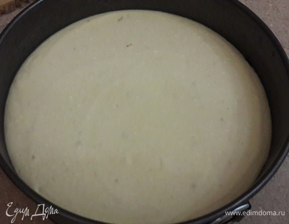 Достаньте форму, снимите верхнюю фольгу. В оригинальном рецепте на этом и закончили приготовление, но мне захотелось украсить чизкейк ягодным желе.