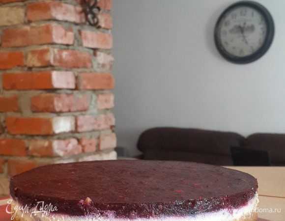 Для желе: 3 ч. л. желатина залейте 50 мл воды и оставьте на 30–40 минут. Сделайте пюре из ягодного ассорти. Желатин подогрейте, но не доводите до кипения. Осторожно тонкой струйкой введите желатин в ягодное пюре. Вылейте на творожный слой и поставьте в холодильник охлаждаться.