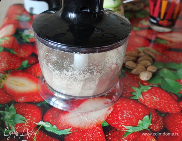 Миндаль измельчить в комбайне. Добавить финики. 