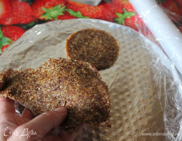 Можно раскатать получившуюся массу с помощью скалки, подложив пищевую пленку для удобства, или просто утрамбовать равномерно в порционном кольце (диаметром 7,5 см). 