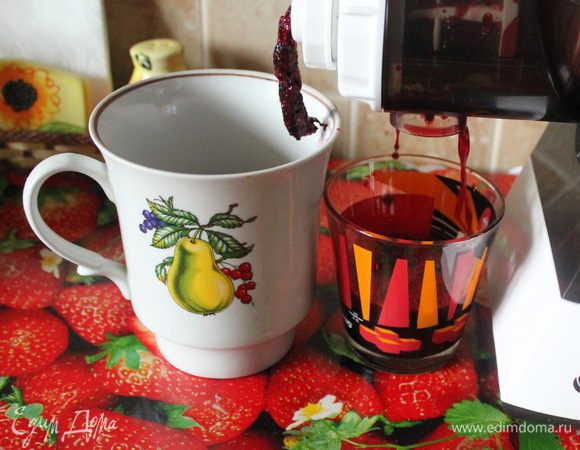 Вишню помыть, удалить косточку. Приготовить вишневый сок в соковыжималке. 