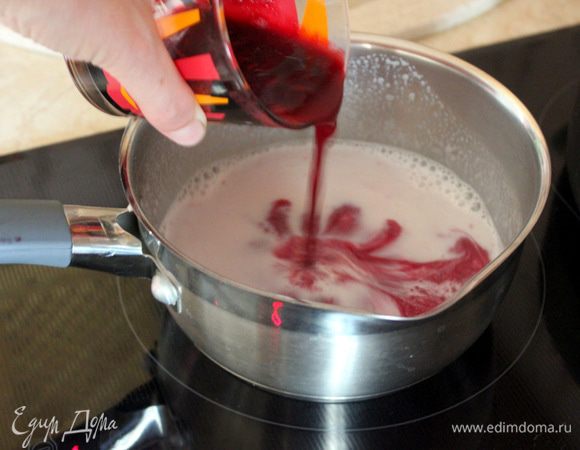 В небольшой ковшик влить миндальное молоко, добавить сахар, довести до кипения. Добавить агар-агар, уменьшить огонь и подержать 4-5 минут. Влить в молоко вишневый сок. Снять с огня, дать немного остыть.