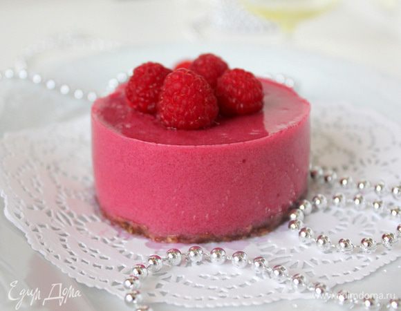 Сверху украсить готовый десерт свежими ягодами вишни, земляники или малины (на свой вкус). 
