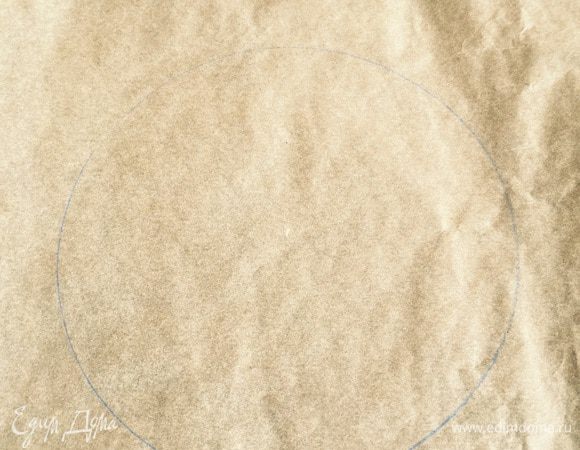 Противень застелить пергаментной бумагой и нарисовать карандашом одну большую окружность.