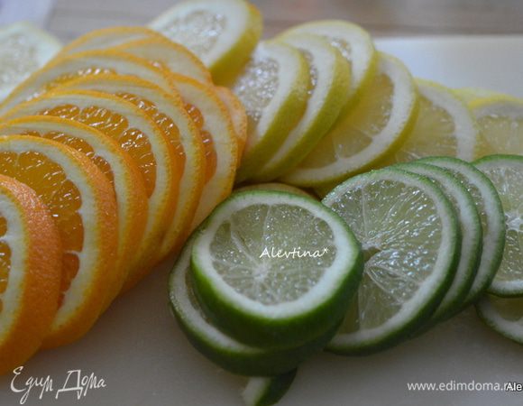 Цитрусы помыть, нарезать тонко кольцами.