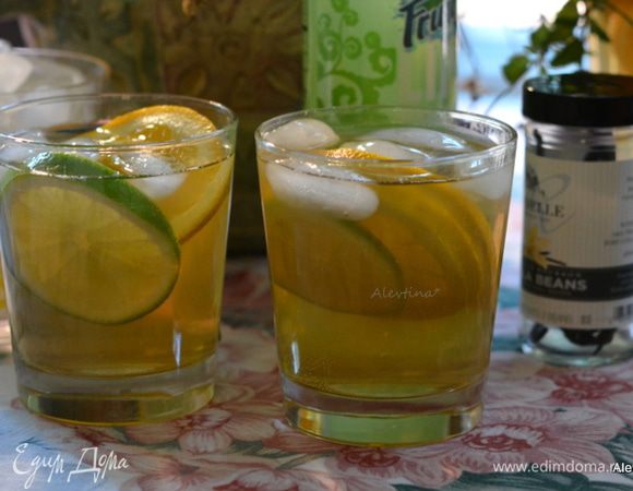 Перемешать содержимое в кувшине. Подаем с добавлением или ароматизированной минеральной воды. Рецепт из ванильного сайта.