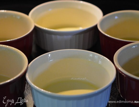 Разогреть духовку до 190 гр. Смазать маслом 6 мини формочек для запекания.