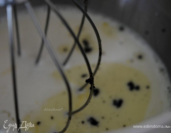 Взбить яйца с сахаром примерно 2 мин. Добавить молоко, коньяк, ванильный экстракт, ваниль со стручка снять ножом (внутренняя часть). Добавить в емкость и все взбить.