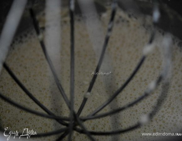 Добавить муку и соль щепотку, тщательно перемешать.