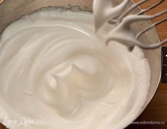 Белки вылить в миску и добавить лимонный сок. Взбивать белки на средней скорости и небольшими порциями добавлять сахар, потом увеличить скорость миксера, чтобы взбить меренгу до твердых пиков.
