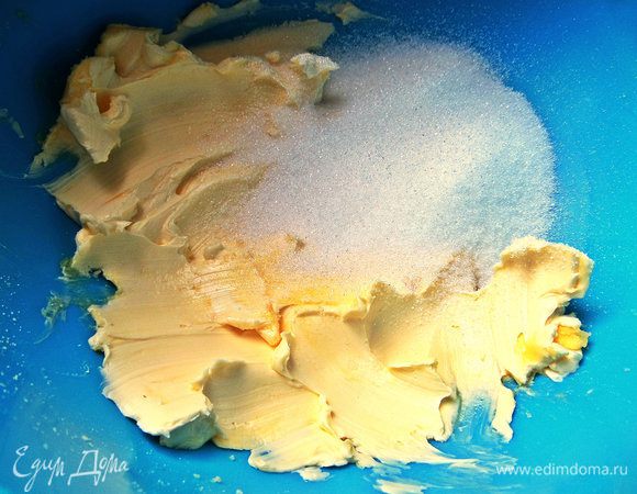 Растираем мягкое масло или маргарин с мелким сахаром и ванилью.