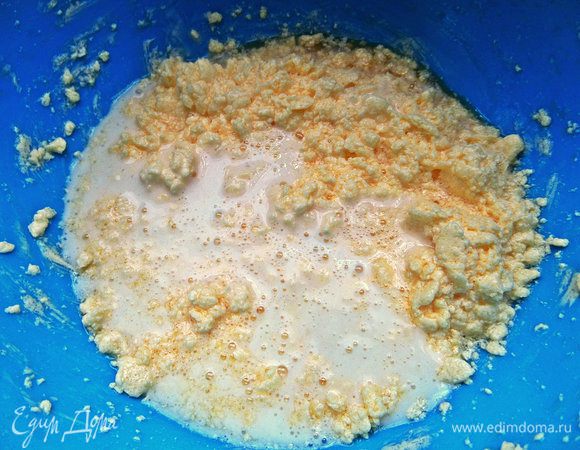 Майонез (он добавит рассыпчатости) развести водой и влить в состав.