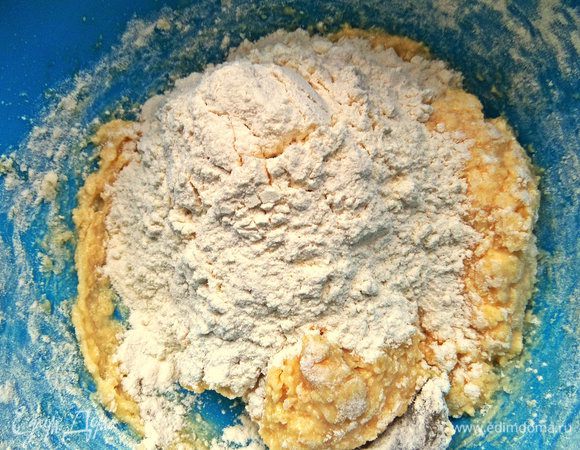 В конце просеиваем муку с разрыхлителем и замешиваем окончательно тесто.