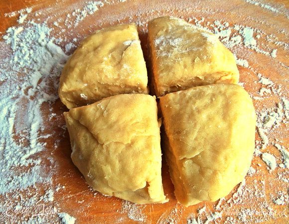 Далее разделим шар на 4 части, одну оставим, остальные снова накроем. Каждую часть скатать перед работой снова в шар.