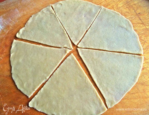 Раскатать четвертушку теста тонко на доске с мукой в круг.