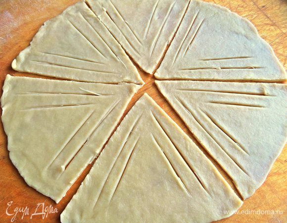 Разрезать круг на 6 секторов,на каждом сделать такие надсечки. Я делала ножом для пиццы.