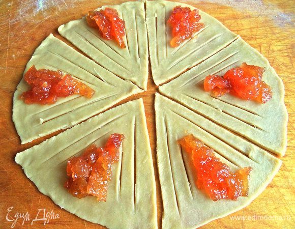 Первая начинка-густой яблочный джем. Наносим в серединку по чайной ложке.