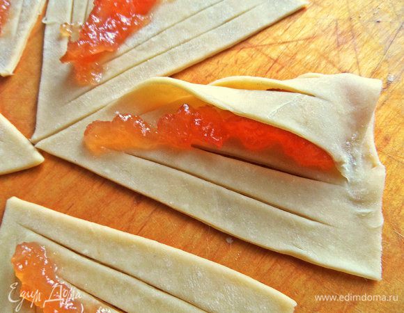 Накрываем нежное тесто с одной стороны, фиксируем пальцем.