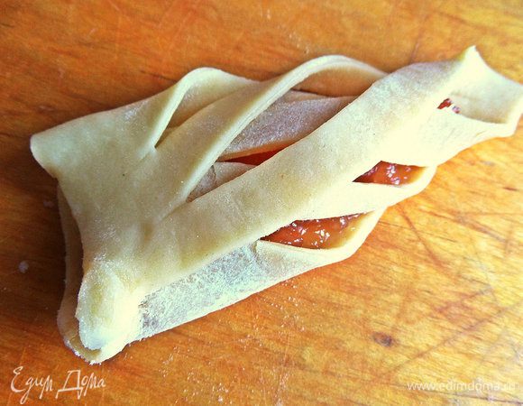 Затем накрываем внахлёст вторым краем, тоже фиксируем легко, чтобы печенье осталось воздушным.