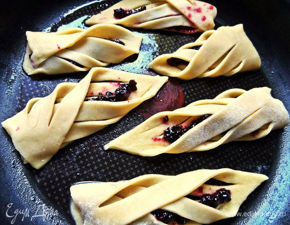 Для разнообразия сделаем печенье со второй начинкой, у меня тёртая смородина.