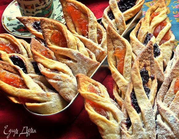 Выпекаем следующие партии. Готовое печенье остужаем и посыпаем пудрой.