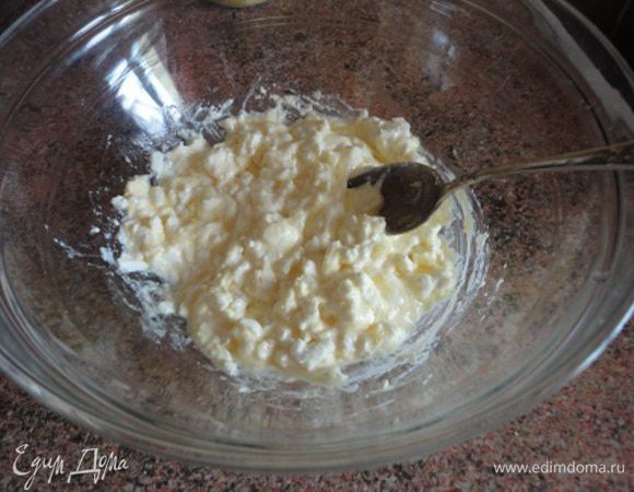 Брынзу размять вилкой, добавить 1 яйцо, 1 белок и тертый зубчик чеснока. По желанию можно добавить щепотку черного молотого перца.
