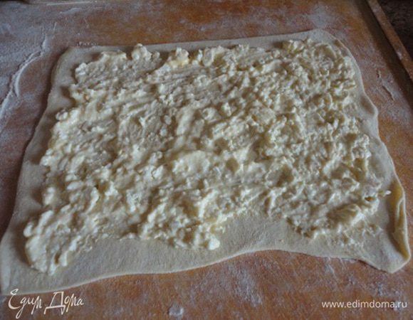 У меня было два листа слоеного теста. Каждый раскатайте в прямоугольник примерно 30 на 15 см, выложите начинку и заверните рулеты.