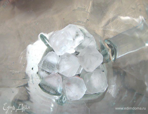 В блендер кладем лед, арбуз, мяту. Добавляем сок лайма. Все взбиваем. 